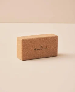 Moonchild Yogaudstyr>Cork Yoga Block Lean