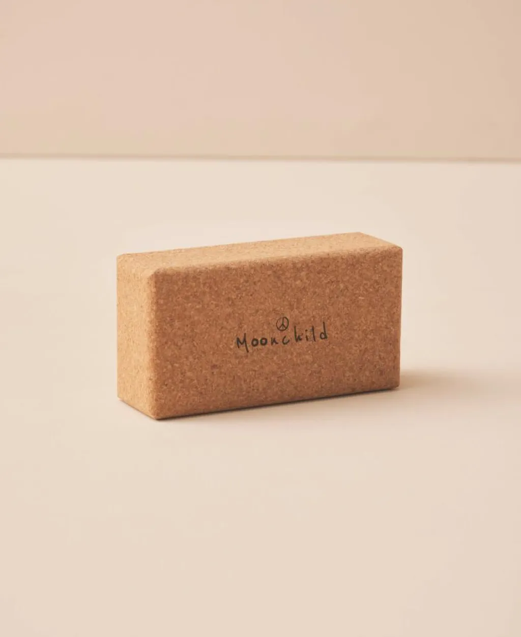 Moonchild Yogaudstyr>Cork Yoga Block Lean