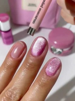 Le mini macaron Cosmopolitan Velvet CatEye Gel Polish< Gelénegle