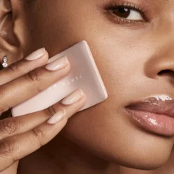 Fenty Beauty Pudder<Invisimatte Instant Setting + Blotting Powder