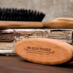 Mr. Bear Family Mr. Bear Skægbørste i rejsestørrelse, Pæretræ< Skægbørster|Rejsestørrelser