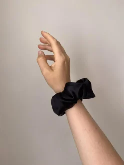 Mellow Mind Silke Scrunchie 02< Hårpynt