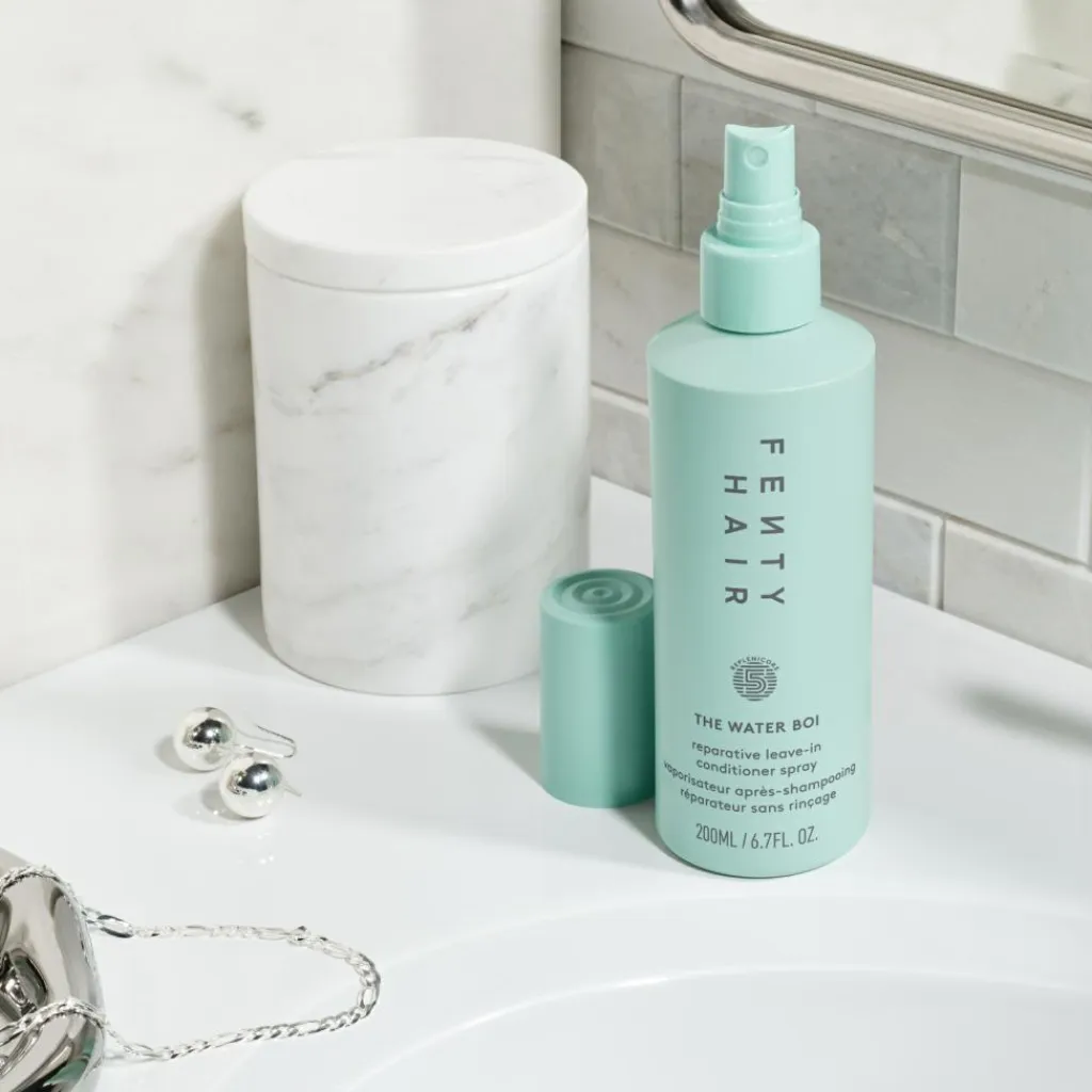 Fenty Beauty The Water Boi Leave In Conditioner Spray< Hårkur